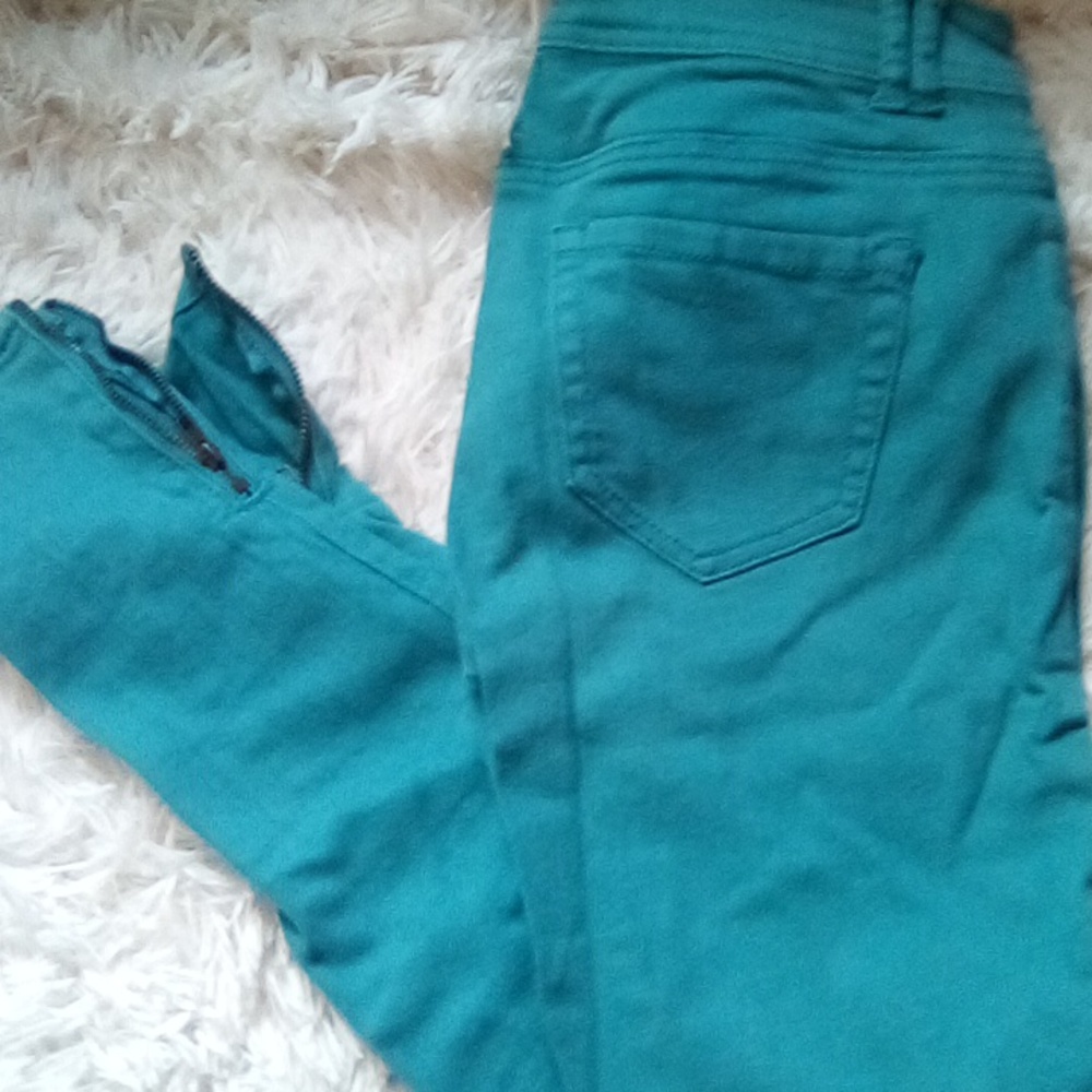 NWOT Romeo And Juliet Teal Skinny Jeans With Zipper On Sides Of Jeans